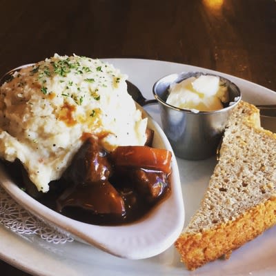 Glazed meat and mashed potatoes with bread